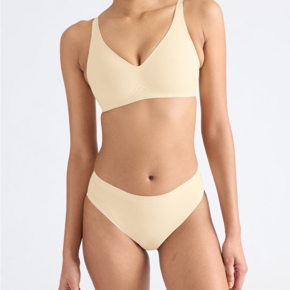 Knix Revolution seamless removable cups V-Neck Bra - Picture 2 of 9